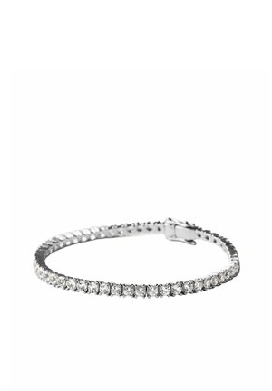 Pulsera de tenis plateada con una fila de piedras preciosas redondas y transparentes, con cierre de broche sobre un fondo blanco.