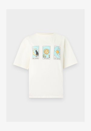 Λευκό κοντομάνικο μπλουζάκι με εικονογραφήσεις σε στυλ ταρώ μιας μαύρης γάτας σε ημισέληνο, ενός ήλιου με ηλίανθους και ενός αστέρα οκτώ ακτινών.