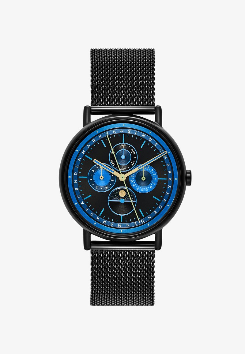 Orologio nero con quadrante blu e nero, tre sottodial, accenti gialli e cinturino in rete nera. Presenta un design elegante e moderno.