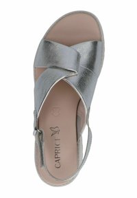 Sidabrinė metalinė šlepetė su minkštu odiniu viršumi, kryžminio dirželio dizainu, reguliuojamu kulkšnies dirželiu ir paminkštintu beige padu.