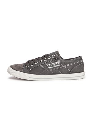 Sneaker in tela grigia con cuciture bianche e logo, design con lacci, suola in gomma, forma a profilo basso e punta arrotondata per l'uso quotidiano.