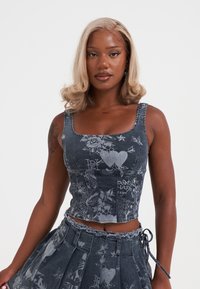 Denim crop top i mörkblått med texturerade, mönstrade grafik inklusive hjärtan och rosor, med fyrkantig halsringning och figursydd design.