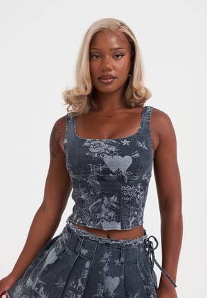 Top corto de mezclilla en azul oscuro con gráficos texturizados y estampados que incluyen corazones y rosas, con escote cuadrado y diseño ajustado.