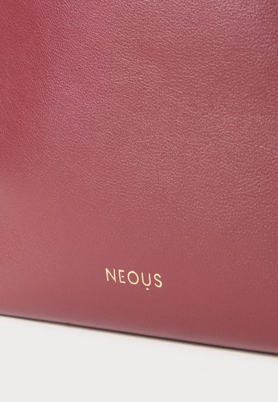 Bolso de cuero burdeos con una superficie texturada, que presenta el logotipo dorado "NEOUS" en la esquina inferior derecha. Diseño simple y minimalista.