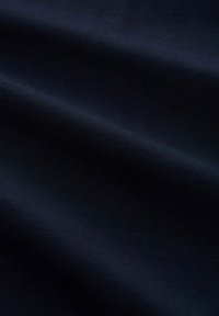 Sötétkék, textúrázott anyag sima, egyenletes felülettel, finom fodrokkal és enyhe fénylő hatással, különböző textilipari alkalmazásokhoz alkalmas.