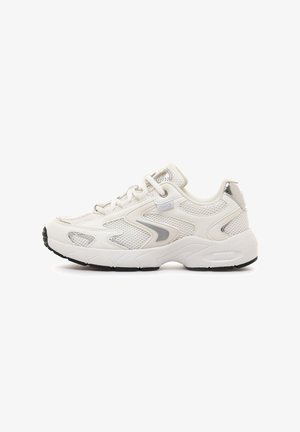 Weißer Sportschuh mit einem Obermaterial aus Mesh, silbernen Akzenten und einer strukturierten Gummisohle. Das Design umfasst einen gepolsterten Kragen und einen Schnürverschluss.