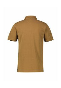 Bruine polo met korte mouwen en een kraag, gemaakt van zachte katoenstof, met een gladde textuur en een schoon, eenvoudig ontwerp.