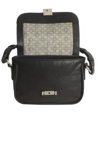 Borsa in pelle nera con chiusura a scatto, dotata di un interno a motivo beige con stelle blu e una superficie esterna testurizzata.
