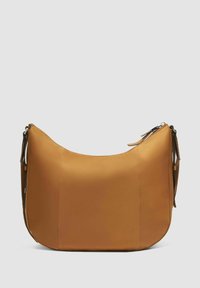 Bolso de hombro de cuero marrón con una silueta redondeada, cierre superior con cremallera y correa ajustable para mayor versatilidad. Textura suave, diseño minimalista.