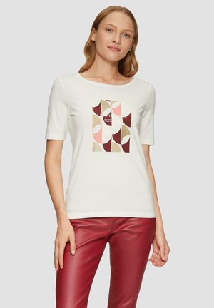 Witte t-shirt met korte mouwen, voorzien van een geometrisch patroon in pasteltinten, met een rechthoekig grafisch ontwerp in het midden.