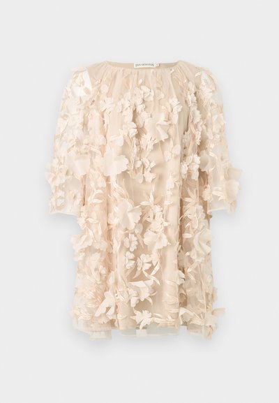 Μπεζ διαφανές φόρεμα μέχρι το γόνατο με 3D λουλουδένιες εφαρμογές και κεντήματα, με στρογγυλή λαιμόκολη και μανίκια τριών τετάρτων.