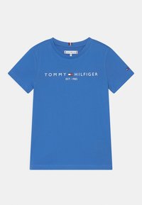 Modré bavlněné tričko s krátkým rukávem, kulatým výstřihem a bílým textem "TOMMY HILFIGER EST. 1985" na přední straně. Červený a bílý detail loga na rukávu.