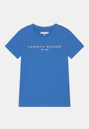 Blå t-shirt i bomull med kort ärm, rund halsringning och vit text "TOMMY HILFIGER EST. 1985" på framsidan. Röd och vit logodetalj på ärmen.