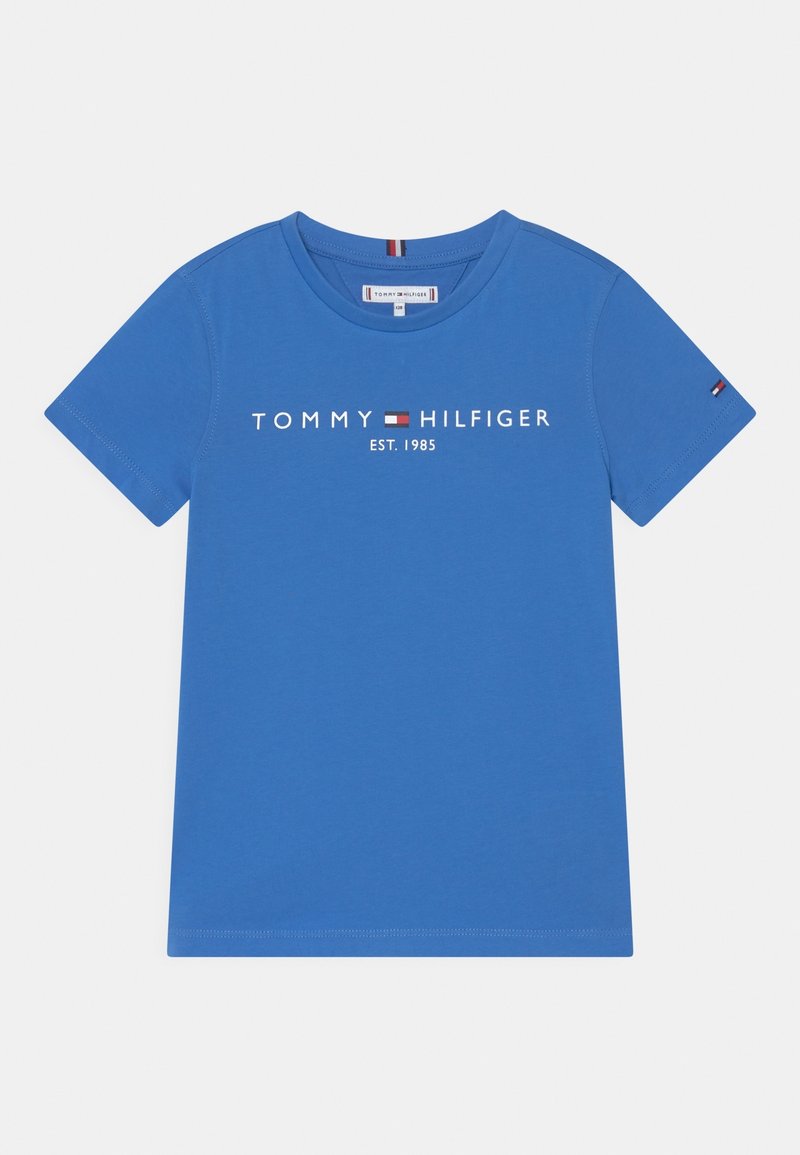 Modré bavlněné tričko s krátkým rukávem, kulatým výstřihem a bílým textem "TOMMY HILFIGER EST. 1985" na přední straně. Červený a bílý detail loga na rukávu.