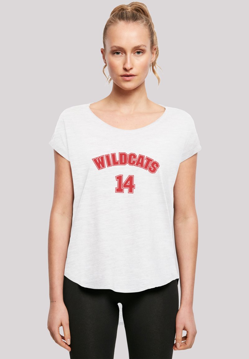 Hvit, uformell t-skjorte med rund hals, korte ermer og grafikk "WILDCATS 14" i rødt. Lett materiale, avslappet passform, lett buet søm.