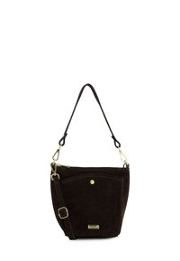 Brun ruskindshåndtaske med en buet form, guldfarvede metaldetaljer, en forlomme og en justerbar rem for alsidige bære-muligheder.