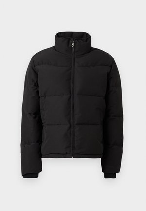 Schwarze Pufferjacke mit hohem Kragen, Reißverschluss vorne und gestepptem Muster. Mit elastischen Bündchen und Seitentaschen.