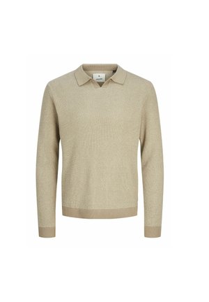 Beiger Strickpullover mit Polokragen, langen Ärmeln und geripptem Saum. Strukturiertes Gewebe mit einem subtilen Muster. Vorderes Etikett sichtbar.