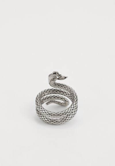 Sudraba čūskas gredzens ar savītu dizainu, teksturētu rakstu, smailu galvu un dekoratīvām norādēm. Iekšpusē atzīmēts ar "925".