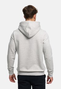 Grå bomulls-hoodie med justerbar huva, ribbade muddar och fåll; slät textur; synliga sömmar; enfärgad design utan mönster eller grafik.