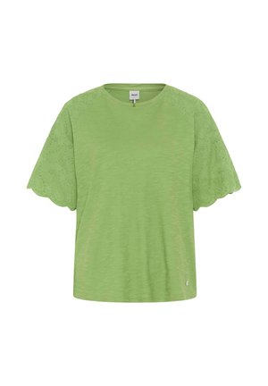 Camicia verde chiaro a maniche corte con maniche in pizzo traforato smerlato e scollo rotondo, marchiata con un piccolo logo in metallo vicino all'orlo.