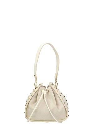 Sac à main en suède beige avec des clous dorés, fermeture à cordon, et une sangle en cuir blanc. Texture douce et forme arrondie avec des accents contrastants.