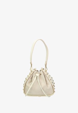 Sac à main en suède beige avec des clous dorés, fermeture à cordon, et une sangle en cuir blanc. Texture douce et forme arrondie avec des accents contrastants.