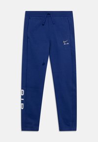 Pantalones de chándal azul marino hechos de una tela suave con cintura elástica y cordón, con la inscripción blanca "AIR" en la pierna izquierda y un pequeño logotipo cerca de la cintura.