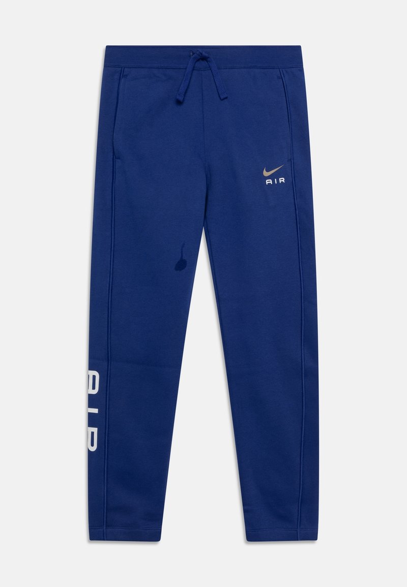 Pantalones de chándal azul marino hechos de una tela suave con cintura elástica y cordón, con la inscripción blanca "AIR" en la pierna izquierda y un pequeño logotipo cerca de la cintura.