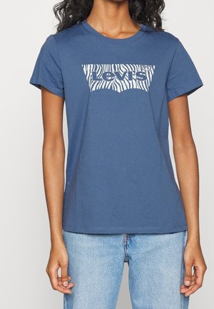 Niebieska bawełniana koszulka z białym logo Levi's w paski zebry z przodu, okrągłym dekoltem i krótkim rękawem. Luźny krój, prosty design.