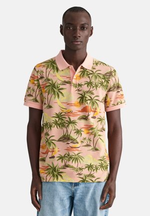 Kortærmet polo skjorte med en pink bund, der har et tropisk palme træ print i grøn, gul og orange. Knaplukning ved kraven.