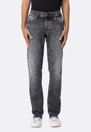 Jeans in denim nero sbiadito con vestibilità dritta, cinque tasche e chiusura con bottone. Presentano leggere pieghe e una texture morbida.