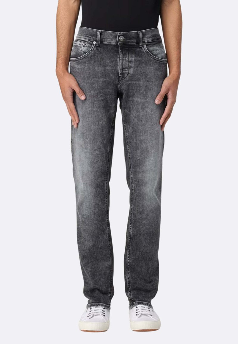 Jeans in denim nero sbiadito con vestibilità dritta, cinque tasche e chiusura con bottone. Presentano leggere pieghe e una texture morbida.