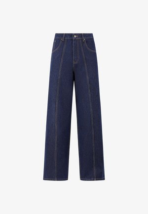 Jeans de pernera ancha de denim oscuro, con costuras naranjas en contraste, bolsillos frontales y un cierre de botón en la cintura.