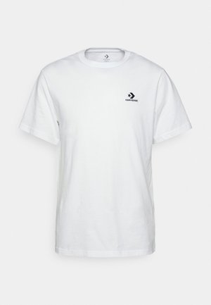 Witte T-shirt met korte mouwen en ronde hals met klein zwart Converse-logo op de linkerborst tegen een effen achtergrond.