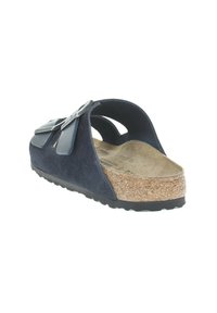 Infradito in suede blu navy con due cinturini lisci, soletta in sughero, suola in gomma nera e apertura sul retro per una facile calzata.