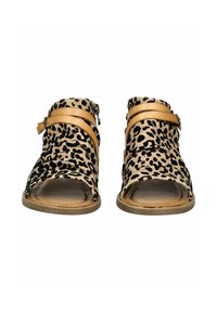 Sandály s leopardím vzorem vyrobené z měkké textilie, s dvojitými hnědými popruhy, otevřenou špičkou a plochou podrážkou s jemnými švy.