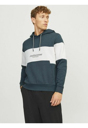 Hoodie in donker teal en wit, met een voorzak, trekkoord en een logo op de borst. Zacht, gestructureerd materiaal.