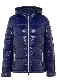 Giacca a vento blu navy con finitura lucida, chiusura a zip frontale e cappuccio rimovibile. Presenta tasche laterali con zip e strisce laterali a contrasto.