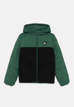 Gevoerde jas met capuchon, met een groene bovenkant en een zwarte, gekleurde fleece ondersectie, vooraan met rits en een logo-opdruk op de borst.
