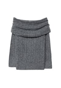 Grauer gerippter Pullover mit einem breiten, gefalteten Kragen und einer gemütlichen Textur. Das Design ist einfach und minimalistisch, ohne sichtbares Branding.