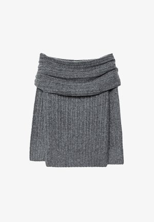 Grå ribbad tröja med en bred, vikbar krage och en mysig textur. Designen är enkel och minimalistisk utan synlig logotyp.