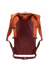 Mochila con exterior de tela naranja y respaldo acolchado burdeos; cuenta con correas ajustables y un asa en la parte superior para facilitar su transporte.