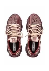 Baskets maroon et beige clair avec un motif perforé, lacets plats, semelle en caoutchouc et étiquette de logo sur la languette. Tige texturée.