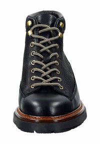 Černá kožená trekingová bota s texturovaným svrškem, kovovými očky a silnou gumovou podrážkou. Obsahuje kontrastní švy a šněrovací design.