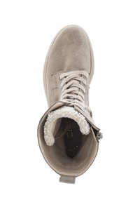 Beige nubuck enkellaarsje met een textuur in de voering, vetersluiting aan de voorkant en een zijrits voor gemakkelijk aan- en uittrekken. Ronde neus en duurzame zool.