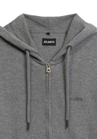 Szara bluza z kapturem na zamek, wykonana z miękkiego materiału. Posiada kaptur, sznurki ściągające oraz czarną metkę z napisem „ATLANTIC”. Gładka tekstura, minimalistyczny design.