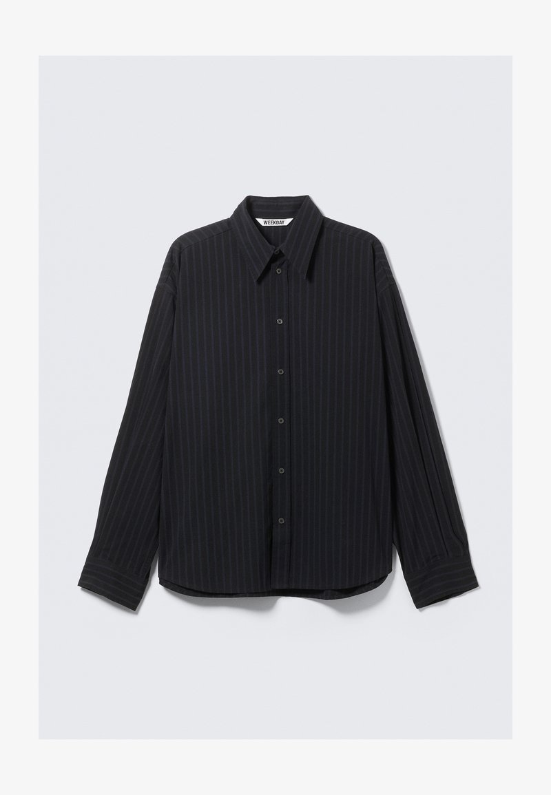 Chemise noire rayée à boutons avec un col pointu, des manches longues et une coupe décontractée. Présente des rayures verticales subtiles et des détails de boutons.