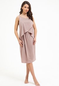 Sukienka midi z miękkiej różowej tkaniny z warstwowym fasonem falban, okrągłym dekoltem i regulowanymi ramiączkami, o luźnym kroju i gładkiej fakturze.