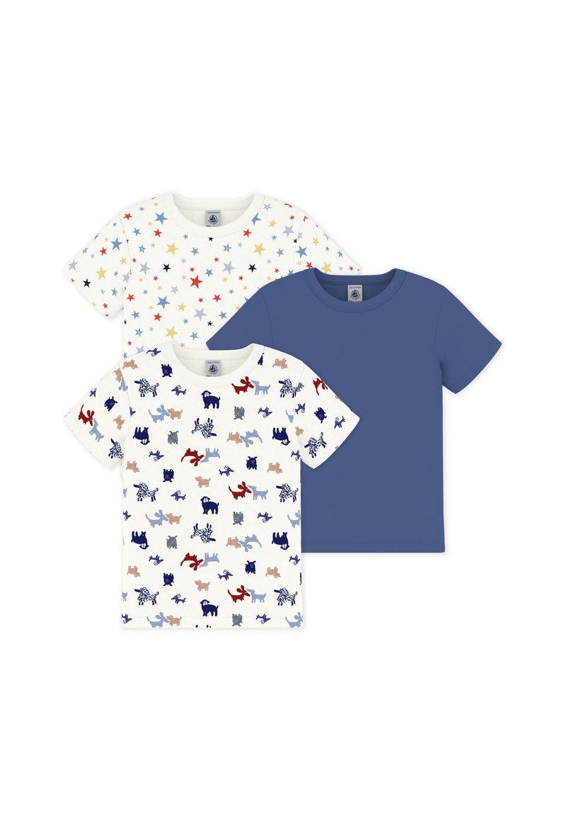 Trois t-shirts : un crème avec des étoiles multicolores, un crème avec des imprimés animaux de différentes couleurs, et un uni bleu marine. Manches courtes.